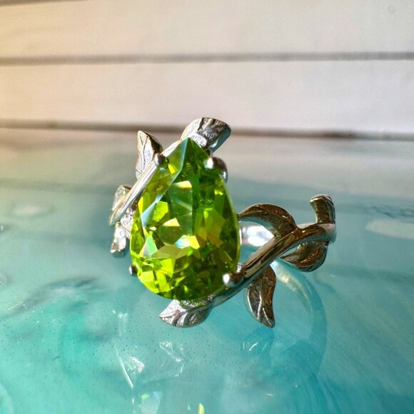 2.18ct Peridot Leaf Ring – Sterling Silver White Gold-Plated Size 5.5 - Picture 3 of 6
